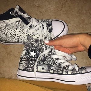 Converse size 7 woemen